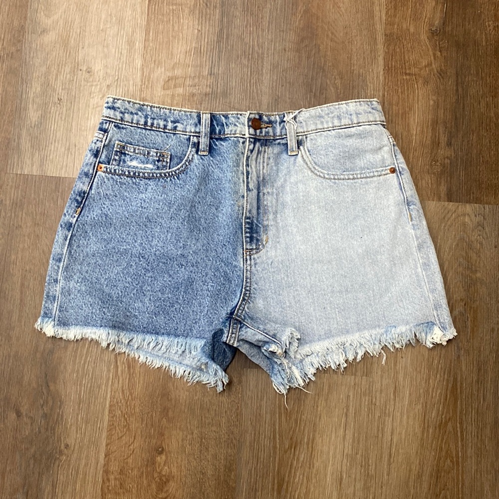 SUPER cute two toned denim shorts. Stretchy and so comfy!